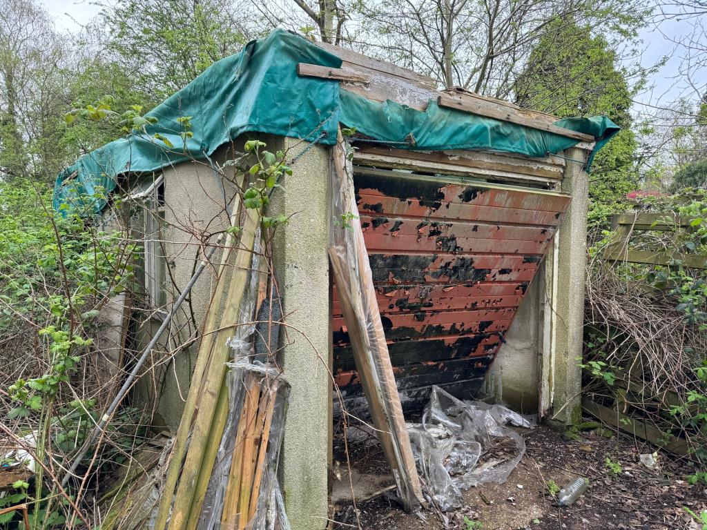 Lot: 33 - DETACHED BUNGALOW FOR TOTAL REFURBISHMENT - Garage